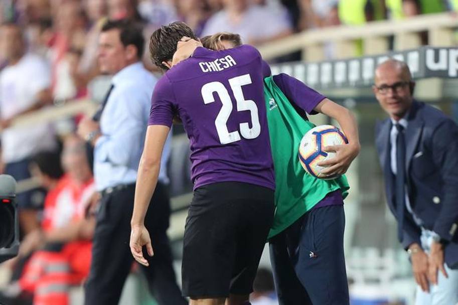 Il momento in cui Federico Chiesa abbraccia il fratello Lorenzo dopo il gol del 3-0 alla Spal. Getty
